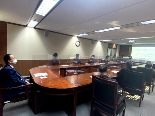고위직을 대상으로 한 고위직 맞춤형 청렴 리더십 향상 교육에서 경청하는 교육 참석자들